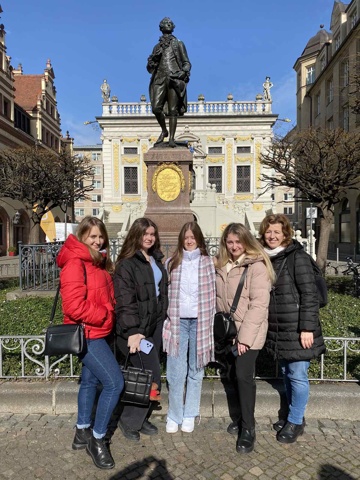Біля пам'ятника Ґьоте в Ляйпцігу Біля пам'ятника Ґьоте в Ляйпцігу